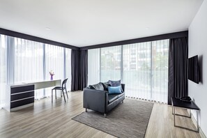 Master Suite, 1 Bedroom, Non Smoking | Living area