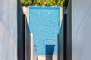Piscina externa, espreguiçadeiras