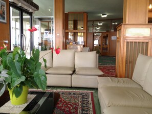 Lobby sitting area - Hotel Quadrifoglio (Comacchio)