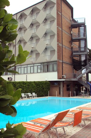 Seasonal outdoor pool - Hotel Quadrifoglio (Comacchio)