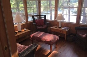 Familie cottage, 5 slaapkamers, uitzicht op meer, aan het meer | Woonkamer | Een flatscreentelevisie en een open haard