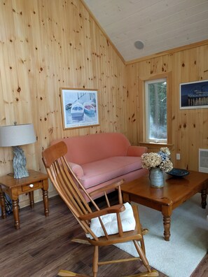 Familie cottage, 5 slaapkamers, uitzicht op meer, aan het meer | Woonruimte | Een flatscreentelevisie en een open haard