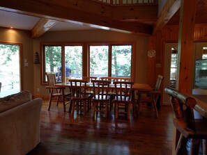 ChaumiĂšre familiale, 5 chambres, vue sur le lac, au bord du lac | Repas dans la chambre