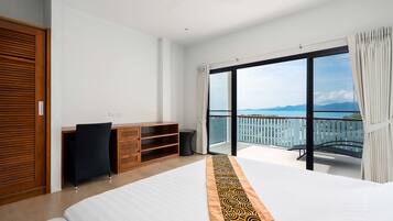 3 bedrooms, desk, iron/ironing board, cots/infant beds