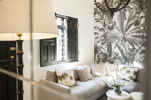 B&B Van Gogh | Living room | Flat-screen TV - Waterkant Design Cottage (Cape Town)