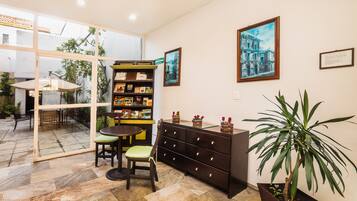 Área de estar no saguão