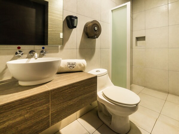 Camera Standard, 2 letti singoli | Bagno | Doccia, set di cortesia gratuito, asciugamani