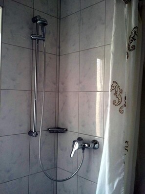 Chuveiro, secador de cabelo, toalhas de banho 