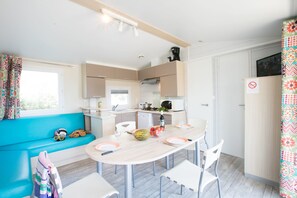 Sunelia Confort Méditerranée | Living room - Camping Le Clos du Rhône (Saintes-Maries-de-la-Mer)