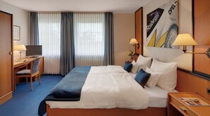 Desk, free WiFi, bed sheets - Motorsport Hotel (Nuerburg)