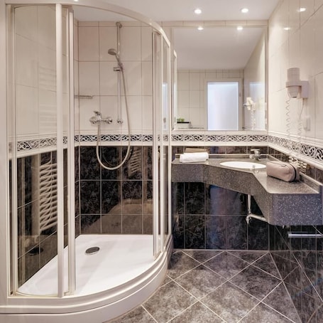 Shower, hair dryer, towels. Motorsport Hotel