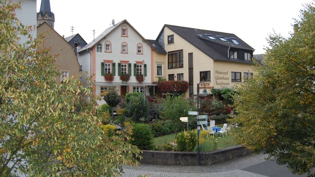 A traditional European building with a sign indicating it is a Weingut and Gästehaus. - Weingut & Gästehaus Kaufmann-Schneider (Erden)
