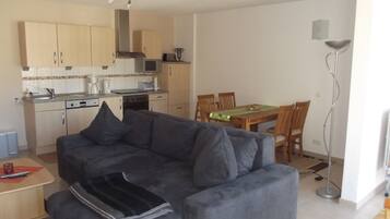 Familienapartment, 1 Schlafzimmer, Flussblick | Wohnbereich | Fernseher, Kinderspielzeug