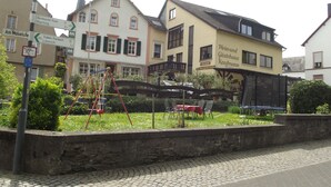 A building with a sign indicating 'Wein-und Gästehaus Kaufmann'. - Weingut & Gästehaus Kaufmann-Schneider (Erden)