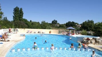 Piscine extérieure, chaises longues
