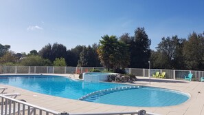 Outdoor pool, sun loungers - Les Chênes Verts (Saint-Savinien)