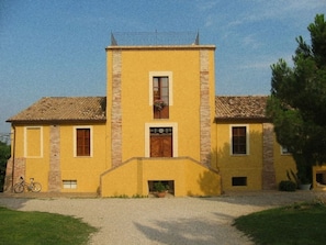 Vista frontal de la propiedad