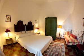 Habitación clásica con 1 cama matrimonial o 2 individuales, para no fumadores | Cunas, wifi gratis y ropa de cama