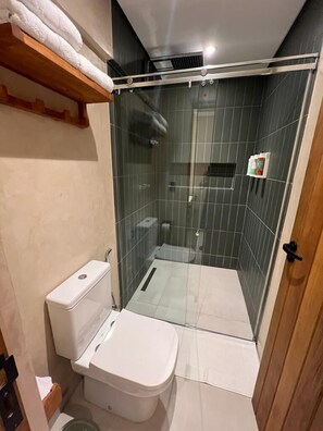 Quadruple Room, Private Bathroom (Capela São Pedro) | Bathroom | Shower, hair dryer, bathrobes, towels - Pousada Naonda (Fernando de Noronha)