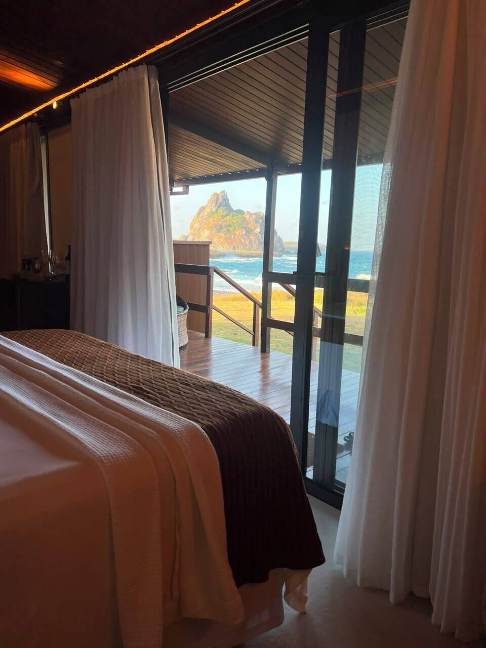 Ropa de cama de alta calidad, cortinas blackout y wifi gratis 