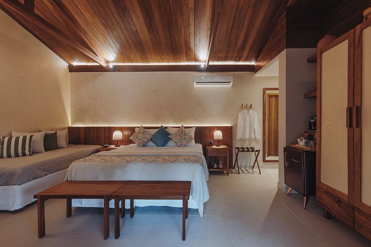 Quarto quádruplo conforto, banheiro privativo (Capela São Pedro) | Cortinas blackout, Wi-Fi de cortesia, roupa de cama