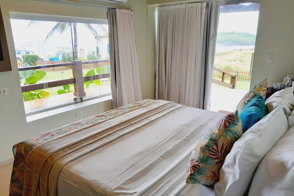 Quarto casal conforto, suíte, vista para o mar (Morro São José) | Cortinas blackout, Wi-Fi de cortesia, roupa de cama