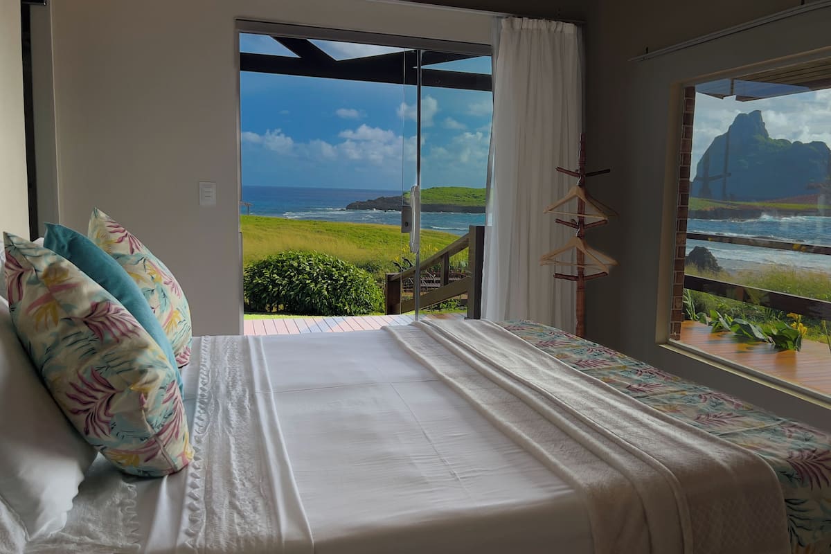 Quarto casal conforto, banheiro privativo, vista para o mar (Sela Gineta) | Cortinas blackout, Wi-Fi de cortesia, roupa de cama