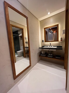 Habitación cuádruple Confort, baño privado (Capela São Pedro) | Interior