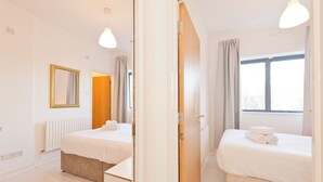 Appartamento, 3 camere da letto, balcone | 1 camera, ferro/asse da stiro, Wi-Fi gratuito, lenzuola