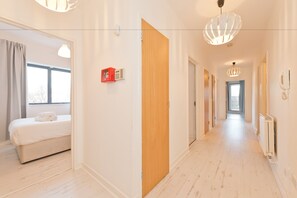 Departamento, 3 habitaciones, balcón | 1 habitación, tabla de planchar con plancha, wifi gratis y ropa de cama