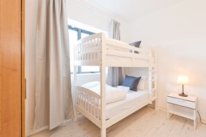 Departamento, 3 habitaciones, balcón | 1 habitación, tabla de planchar con plancha, wifi gratis y ropa de cama
