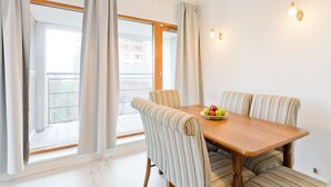 Appartamento, 3 camere da letto, balcone | 1 camera, ferro/asse da stiro, Wi-Fi gratuito, lenzuola
