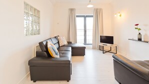 Appartamento, 3 camere da letto, balcone | 1 camera, ferro/asse da stiro, Wi-Fi gratuito, lenzuola