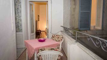 Tripla familiare, 2 camere da letto, bagno privato, sul cortile | Terrazza/patio