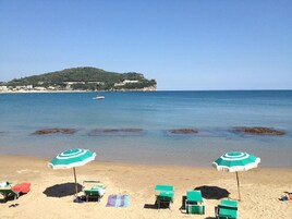Una spiaggia nelle vicinanze