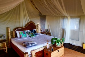 Luxe tent, 1 kingsize bed | Een minibar, individueel gedecoreerd, individueel gemeubileerd