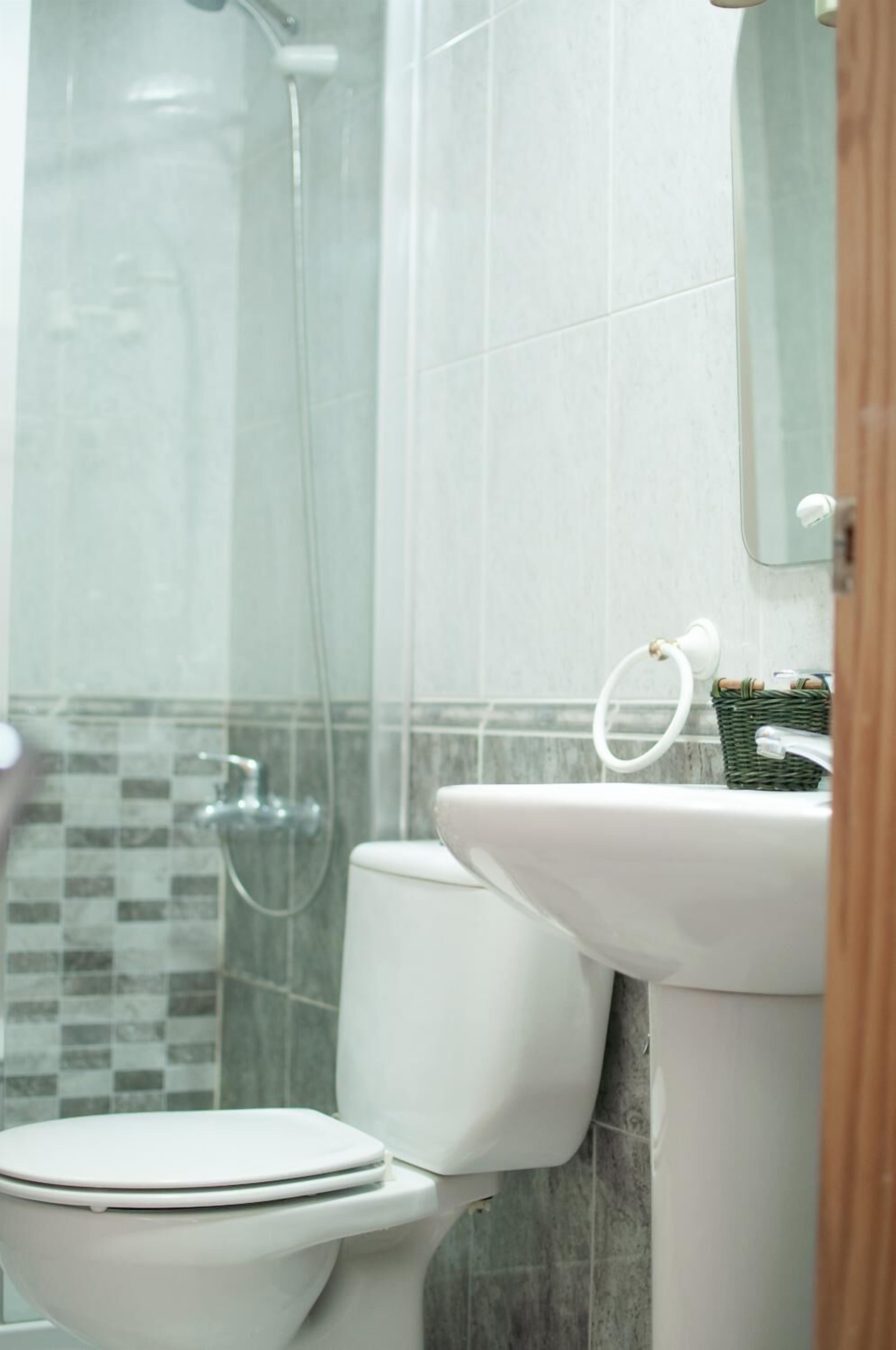 Baignoire relaxante profonde, articles de toilette gratuits