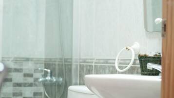 Baignoire relaxante profonde, articles de toilette gratuits