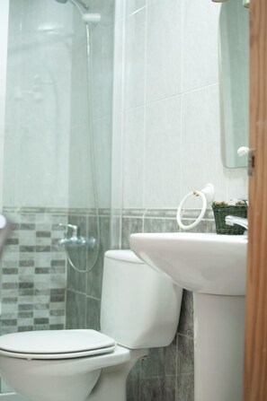 Baignoire relaxante profonde, articles de toilette gratuits