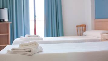 Een bureau, verduisterende gordijnen, gratis babybedden