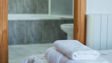 Een bureau, verduisterende gordijnen, gratis babybedden