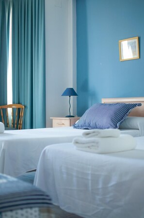 Desk, blackout drapes, free cribs/infant beds, free rollaway beds - Hostal Concepcion (La Mata)