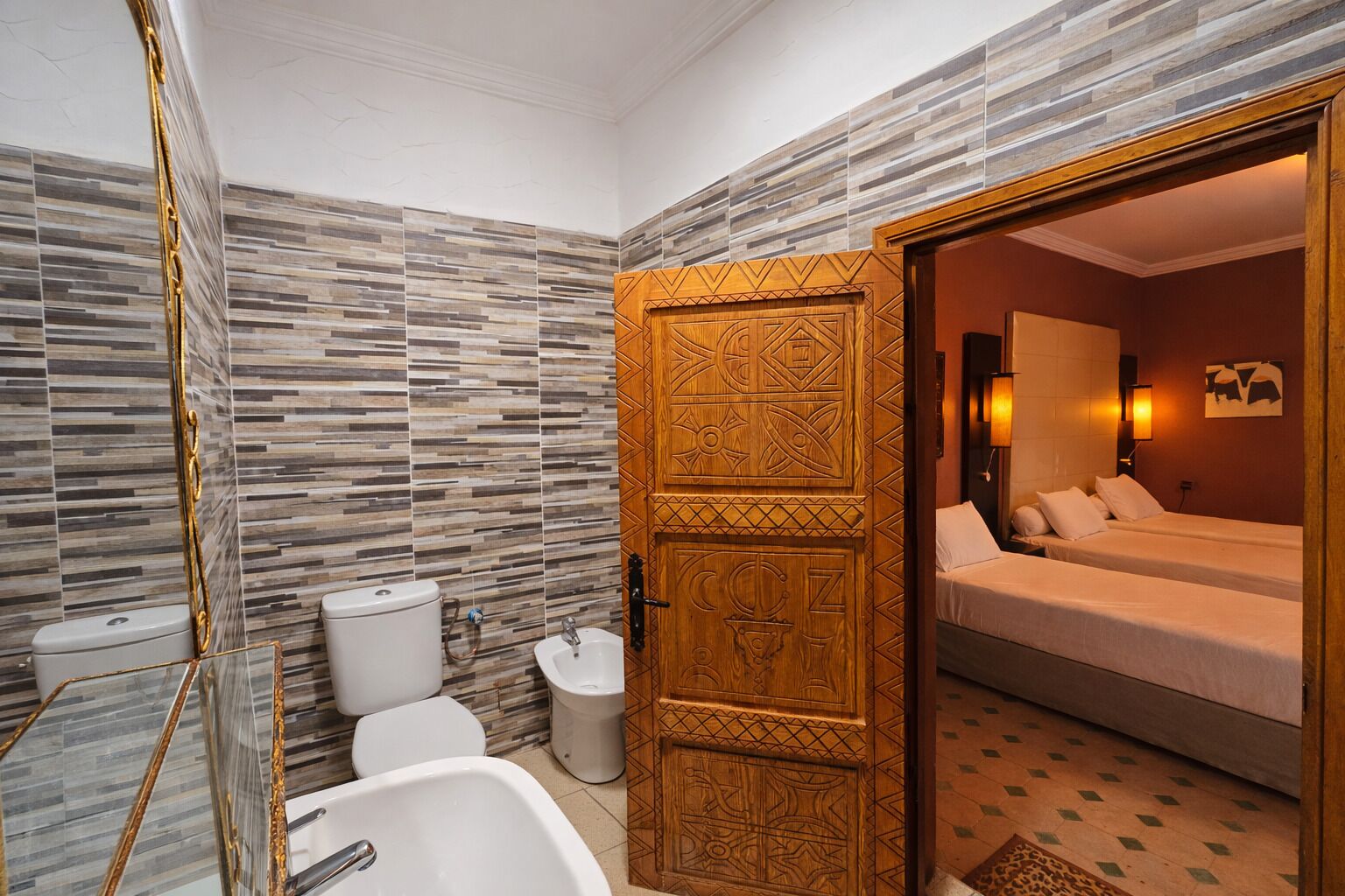 Une salle de bain avec une baignoire, des toilettes et un lavabo.