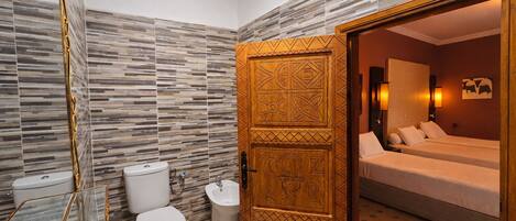 Une salle de bain avec une baignoire, des toilettes et un lavabo.