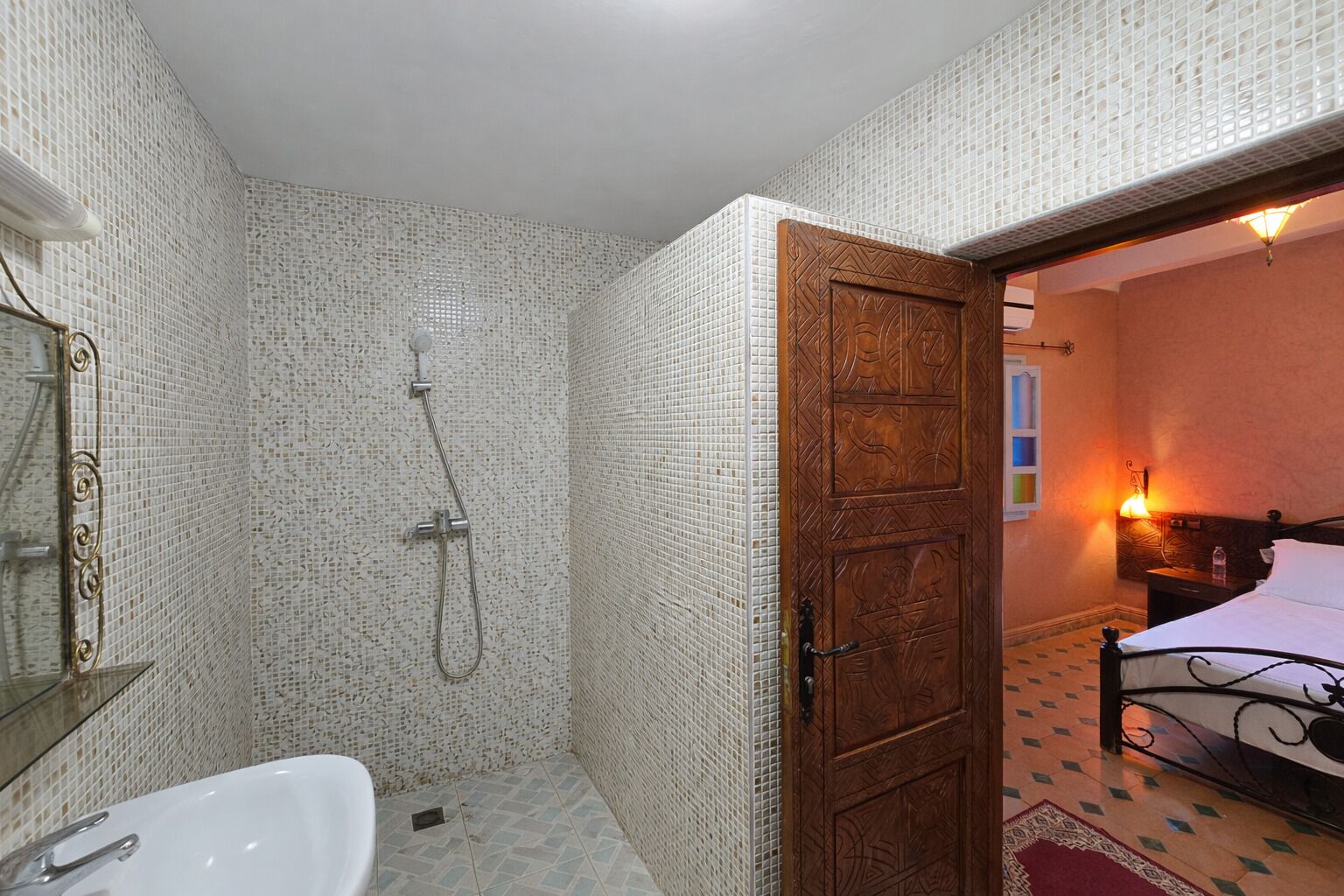 Double Room (Itrane) | Bathroom | Shower, free toiletries, hair dryer, towels