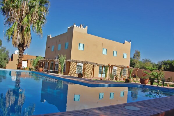 Fachada de la propiedad