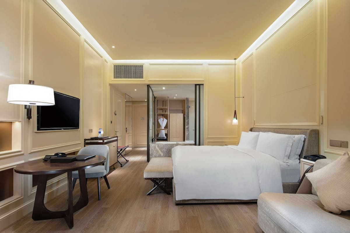 Luxe beddengoed, donsdekens, een minibar, een kluis op de kamer