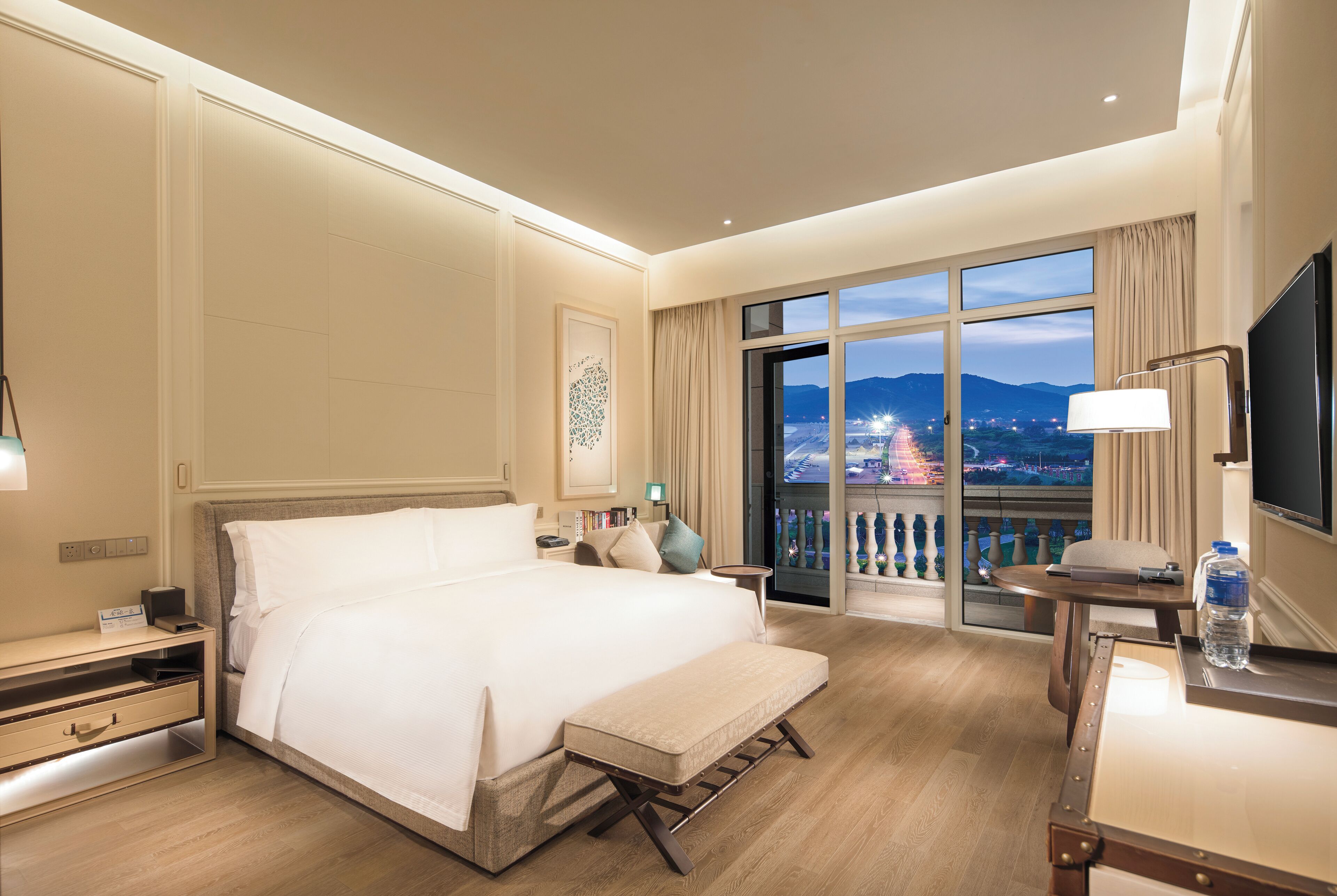 Deluxe Room, 1 King Bed, Non Smoking | Premium bedding, down duvets, minibar, in-room safe