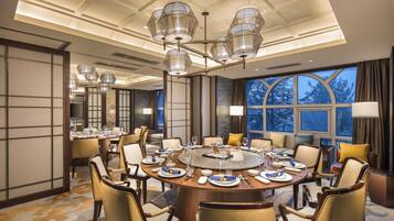 حيث تُقدم وجبات الغداء، العشاء، الأطباق الصينية، إطلالات على الشاطئ