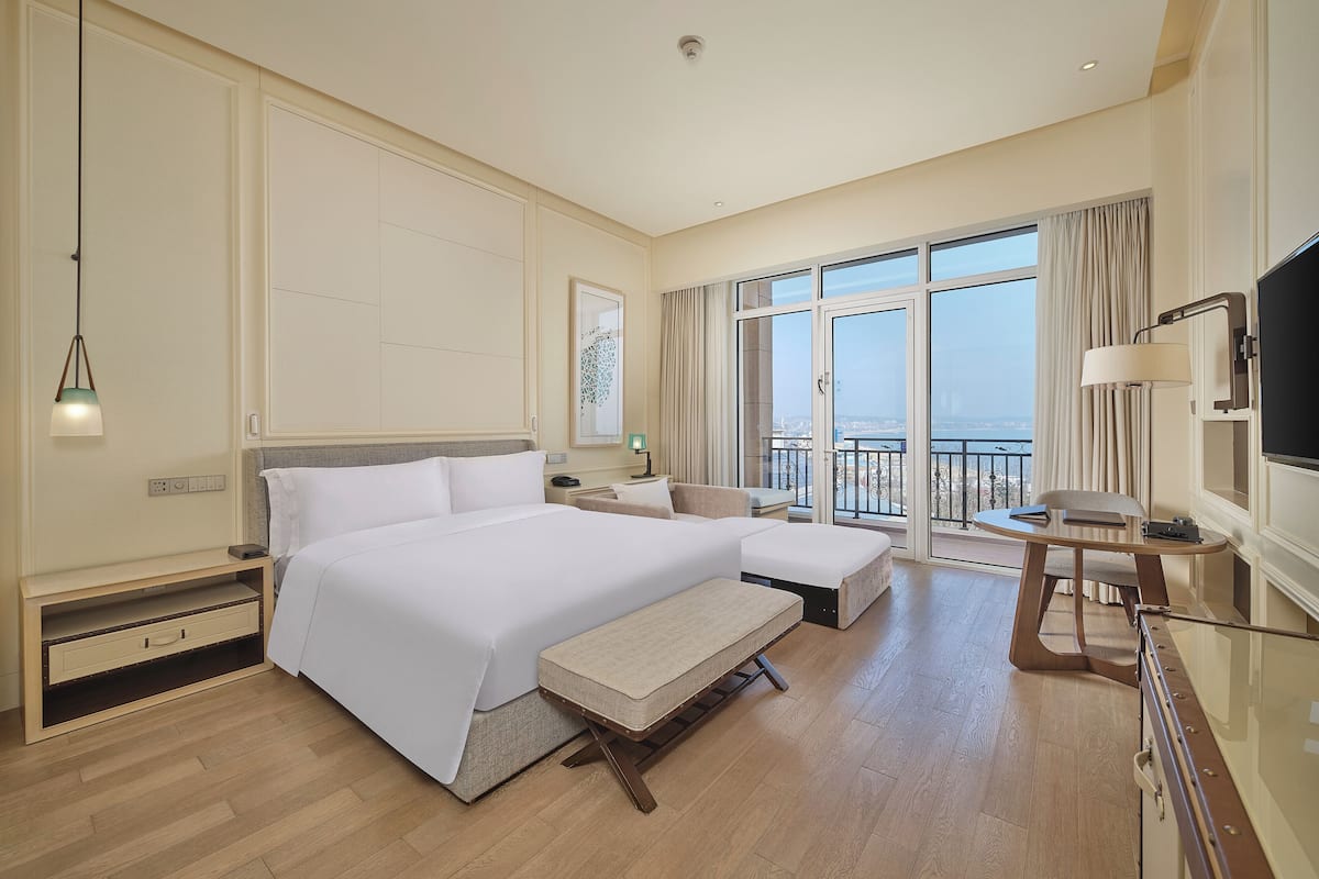 ห้องพัก, เตียงคิงไซส์ 1 เตียง, สูบบุหรี่ได้, ระเบียง (Sea, with Sofabed) | เครื่องนอนระดับพรีเมียม, ผ้านวมขนเป็ด, มินิบาร์, ตู้นิรภัยในห้องพัก